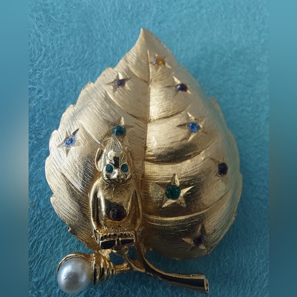 Gold-tone Leaf Brooch with a Monkey Figurine, Rhinestone Accents & Faux Pearl - Picture 1 of 9